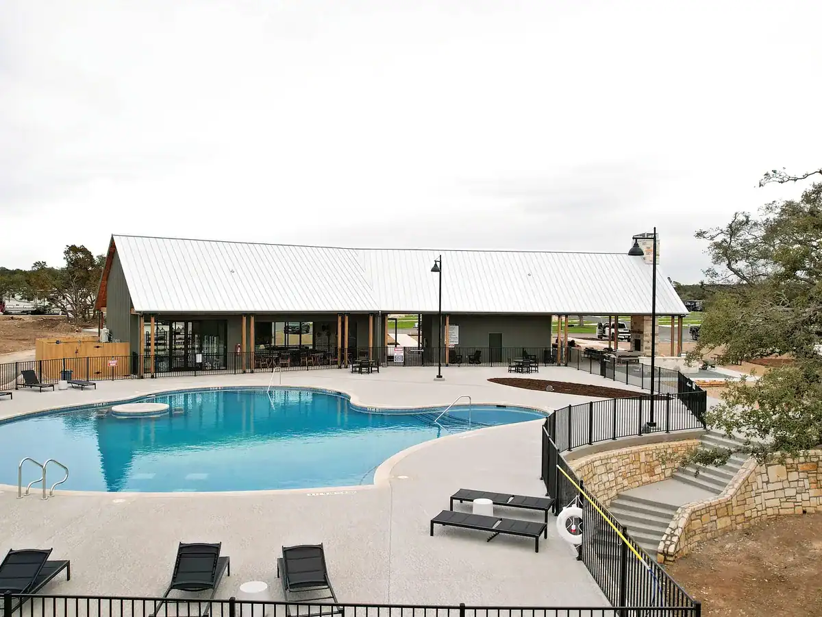 The resort pool at Horseshoe Ridge RV Resort